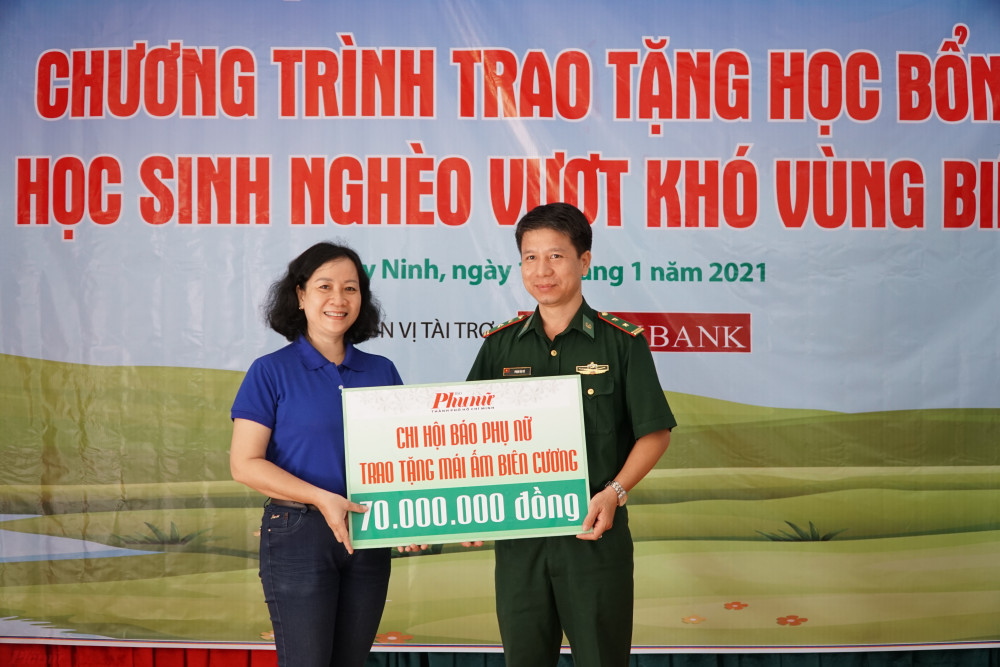 Đại diện Báo Phụ nữ TPHCM trao bảng tượng trưng số tiền 70 triệu đồng xây dựng mái ấm biên cương  năm 2021 cho lực lượng Biên phòng tỉnh Tây Ninh.