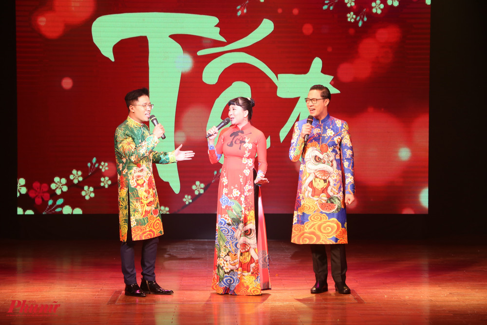 Bộ ba MC: Quốc Bình, Ngọc Tiên và Anh Quân ngẫu hứng hát Thiên duyên tiền định, được dàn dựng hài hước.
