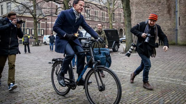 Thủ tướng Hà Lan Mark Rutte đạp xe đến trình diện và nộp đơn từ chức cho nhà Vua Willem-Alexander - Ảnh: REMKO DE WAAL/AFP/Getty Images