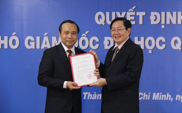 PGS.TS Vũ Hải Quân (trái) nhận quyết định bổ nhiệm làm Phó Giám đốc ĐHQG TP.HCM vào 2017
