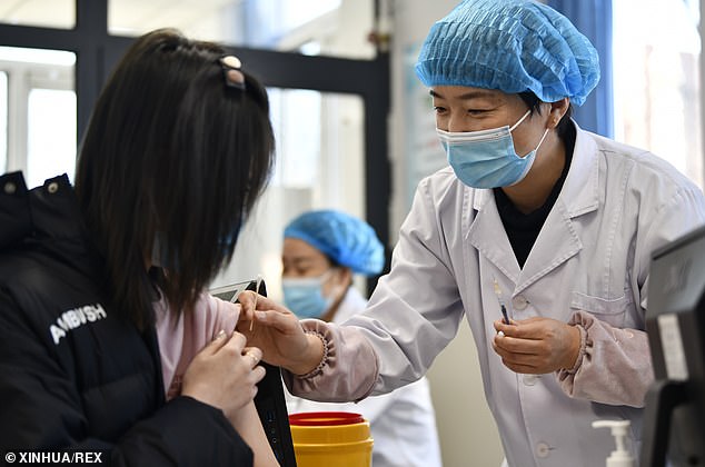 Nhân viên y tế tiêm vắc-xin COVID-19 cho người dân tại trung tâm chăm sóc sức khỏe cộng đồng ở quận Jizhou, Thiên Tân
