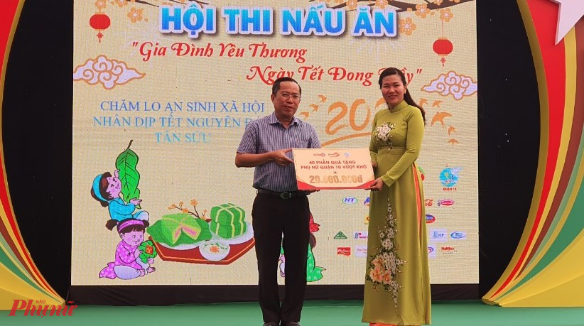 Đơn vị Satramart - Siêu thị Sài Gòn trao bảng tượng trưng hỗ trợ các phần quà cho phụ nữ khó khăn 