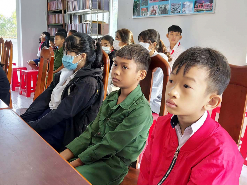 Hố Chăn Đi (giữa) - học sinh có hoàn cảnh khó khăn ở vùng biên  được nhận học bổng của Báo Phụ Nữ TP.HCM - Ảnh: Sơn Vinh