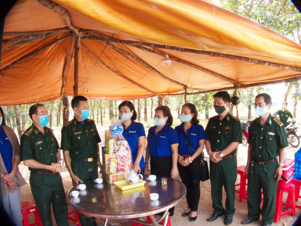 Báo Phụ Nữ TP.HCM thăm chốt phòng, chống dịch COVID-19 ở biên giới - Ảnh: Sơn Vinh