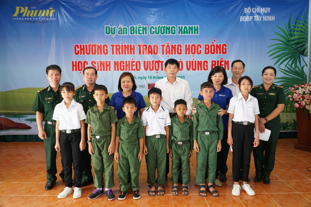 Các em học sinh là “con nuôi đồn biên phòng” được nhận học bổng của Báo Phụ Nữ TP.HCM - Ảnh: Tam Nguyên
