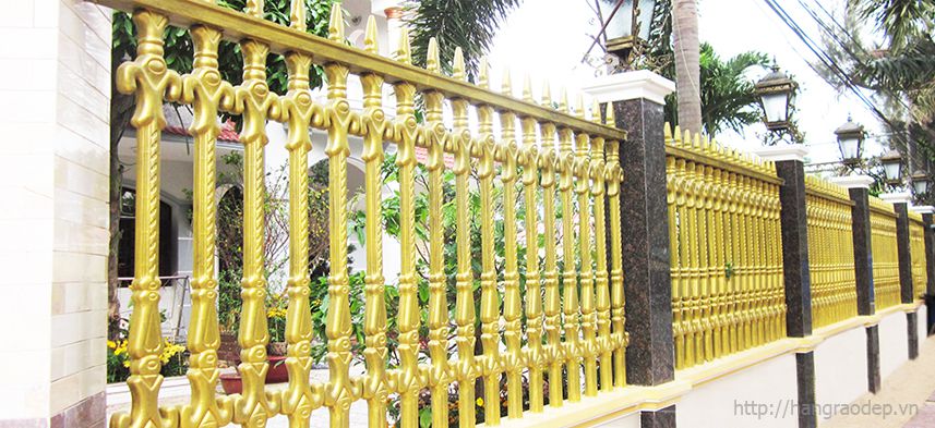 Hàng rào sắt sơn màu vàng nổi bật, thu hút
