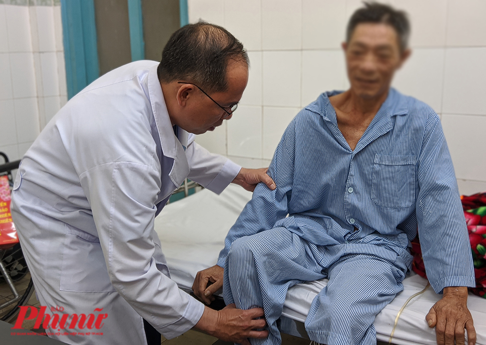 Ông T.V.T., 52 tuổi, quê ở Bà Rịa - Vũng Tàu - cũng quyết định thay khớp gối tại BV đa khoa khu vực Thủ Đức sau khi nghe chi phí điều trị tại một bệnh viện tuyến trên quá cao so với kinh tế gia đình. 