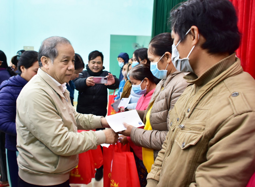 Ông Phan Ngọc Thọ - Chủ tịch UBND tỉnh Thừa Thiên - Huế - tặng quà tết cho người dân nghèo xã Hải Dương