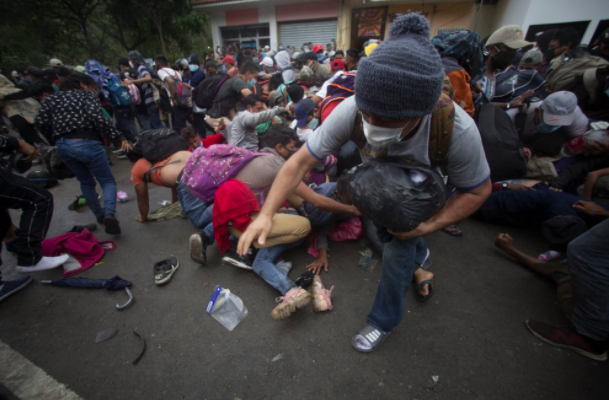 Cơ quan nhập cư của Guatemala đã phát hành một đoạn video cho thấy vài trăm người đàn ông đang ẩu đả với binh lính, xô đẩy và chạy qua các phòng tuyến của họ, ngay cả khi hàng trăm quân khác bị kìm lại.