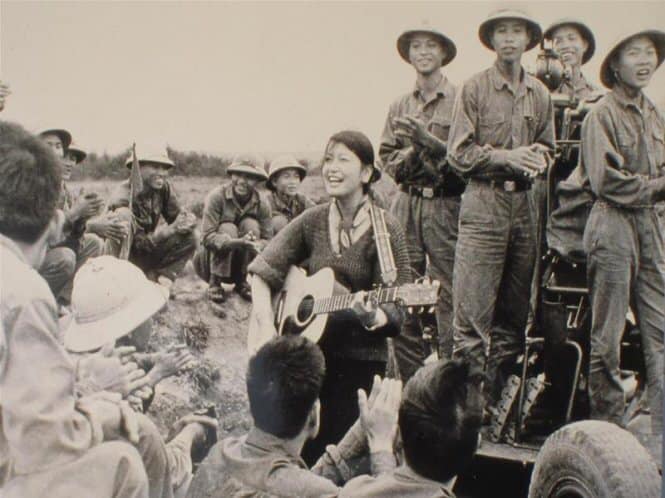 Ca sĩ Yokoi Kumiko hát phát đối Mỹ gây chiến ở Việt Nam ở trận địa pháo Quảng Bình năm 1973 (Ảnh tư liệu)