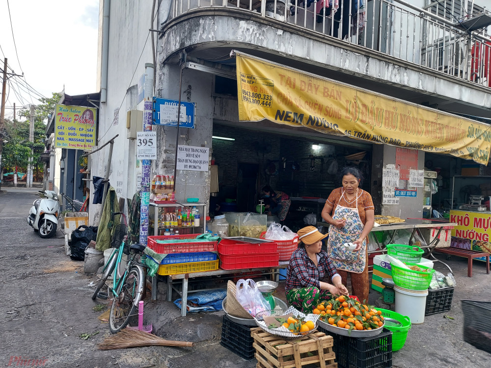 Bảng tên đường Trần Hưng Đạo bị tờ giấy quảng cáo che khuất.