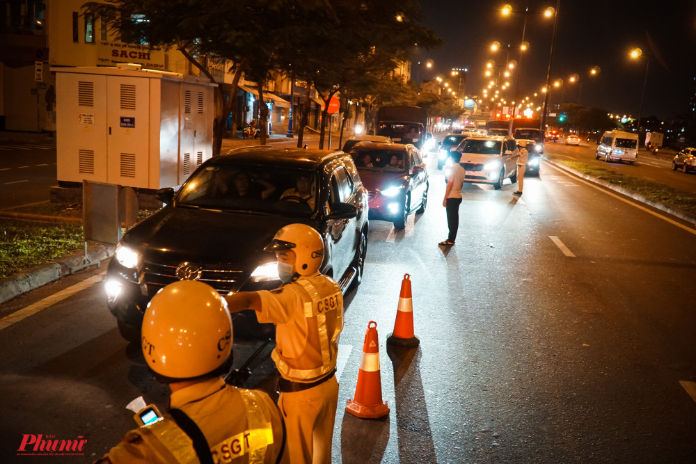 Lực lượng CSGT kiểm tra tất cả các phương tiện ô tô trên tuyến Võ Văn Kiệt (Quận 5) trong tối 16/1