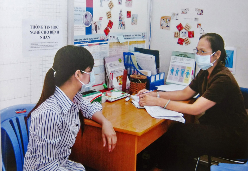 Tư vấn cho bệnh nhân HIV tại một phòng khám ngoại trú ở quận 9, TP.HCM