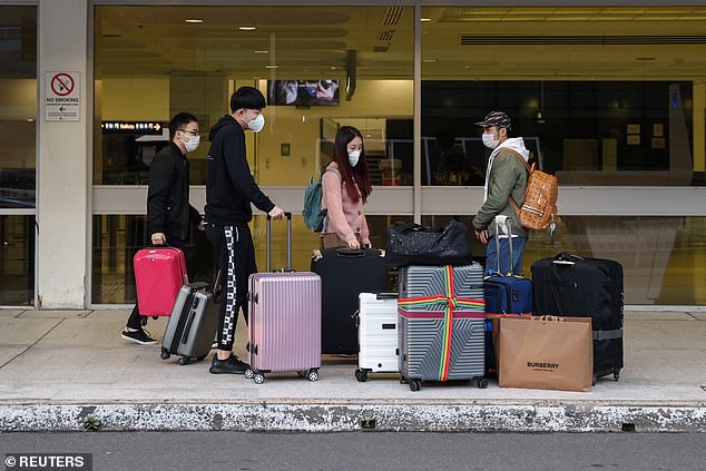 Một nhóm du học sinh Trung Quốc đến sân bay Sydney để bắt chuyến bay về nhà