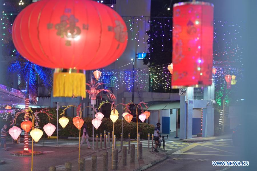 Ánh sáng và đèn lồng đầy màu sắc thắp sáng cả khu phố Bukit Merah, Singapore vào ngày 18/1/2021.