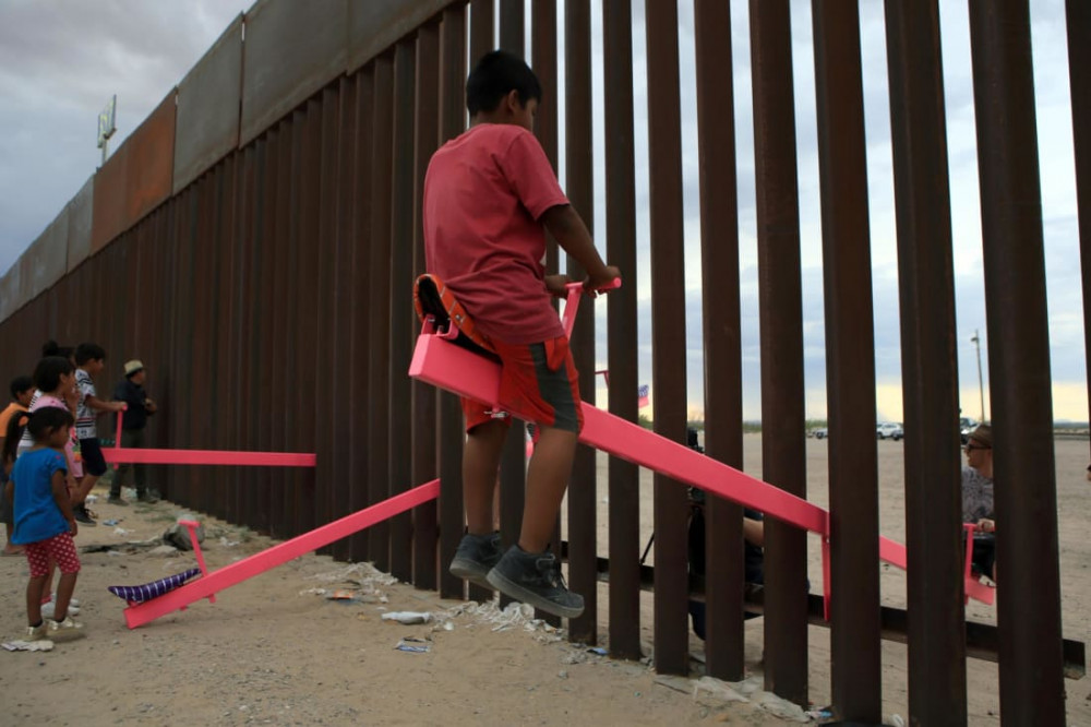 Những chiếc bập bênh màu hồng được lắp đặt ngay giữa hàng rào ngăn cách Mỹ - Mexico đã được trao giải thưởng Thiết kế của năm 2020 - Ảnh: Luis Torres/AFP/Getty Images