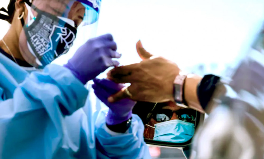 Nhân viên y tế đang lấy máu để xét nghiệm vi-rút SARS-CoV-2 ở Los Angeles, Mỹ