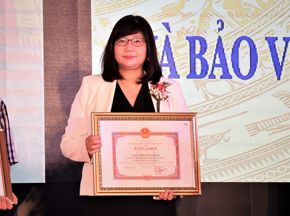 Bà Johana Wiriadinata, Giám đốc tài chính Công ty Nestlé Việt Nam nhận bằng khen vì thành tích xuất sắc. Ảnh: Nestlé Việt Nam