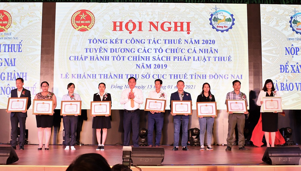 UBND tỉnh Đồng Nai tiếp tục tặng bằng khen ghi nhận thành tích xuất sắc trong đóng góp ngân sách nhà nước năm 2019 cho Nestle Việt Nam. Ảnh: Nestlé Việt Nam