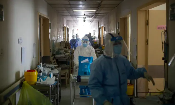 Một đơn vị chăm sóc đặc biệt tạm thời vào tháng 2 năm 2020 tại bệnh viện Chữ thập đỏ ở Vũ Hán, nơi nhiều bệnh nhân đang trong tình trạng nguy kịch. Ảnh: Gerry Yin / The Guardian