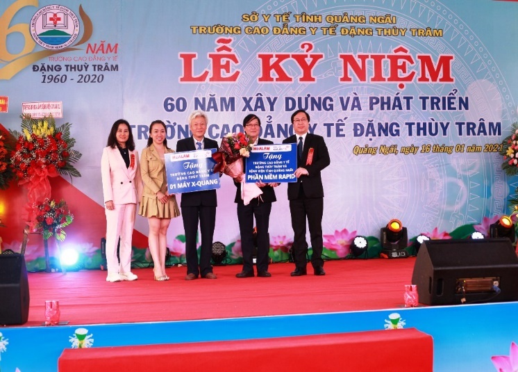 Dịp này, bà Trần Thị Lâm - Chủ tịch Tập đoàn Hoa Lâm đã trao máy X-quang cho trường và phần mềm RAPID cho Bệnh viện Đa khoa tỉnh Quảng Ngãi. Ảnh: HLG
