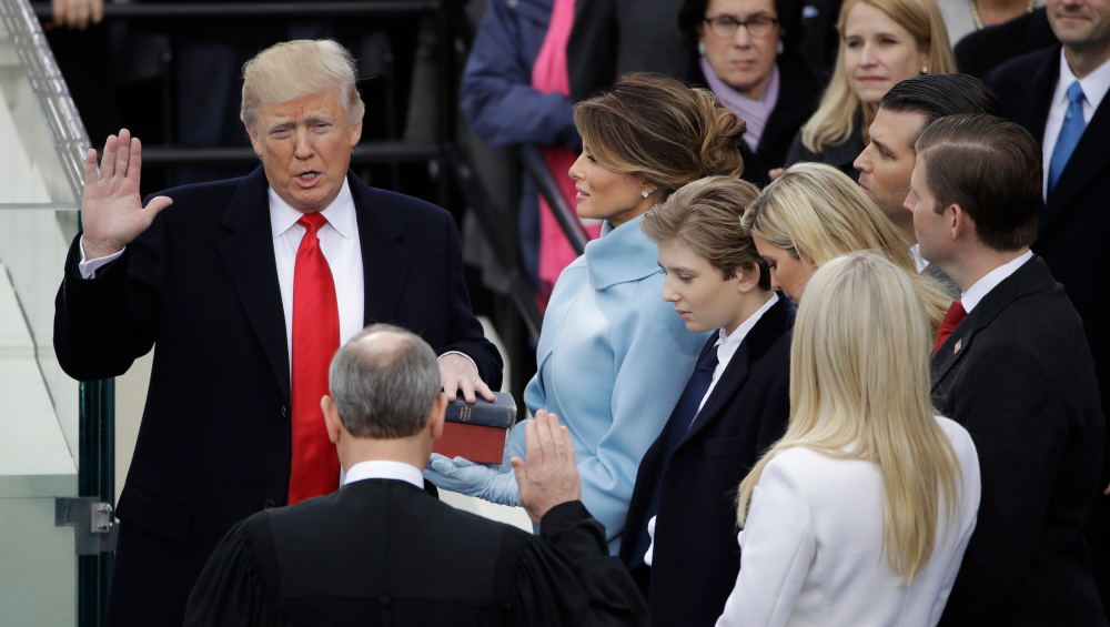 Ông Trump tuyên thệ nhậm chức Tổng thống tháng 1/2017 - Ảnh: USA Today