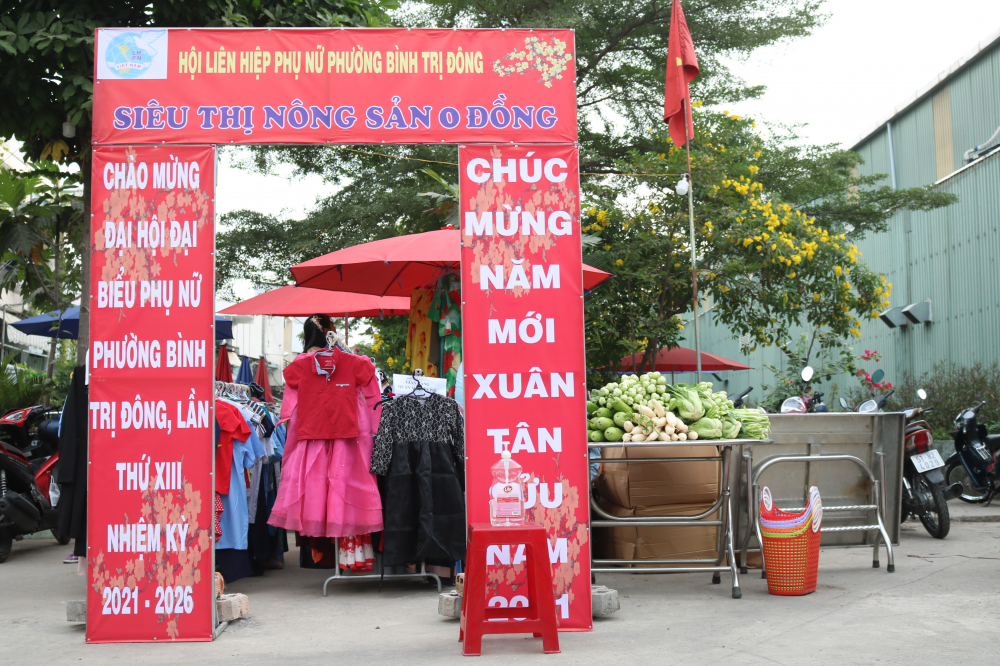 Trong ngày khai mạc, Hội LHPN phường Bình Trị Đông tặng quà cho chị em hội viên và mở siêu thị nông sản, quần áo 0 đồng phục vụ bà con. 
