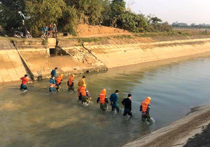 Lực lượng chức năng cùng người dân lội nước rà tìm bé trai bị nước cuốn trôi