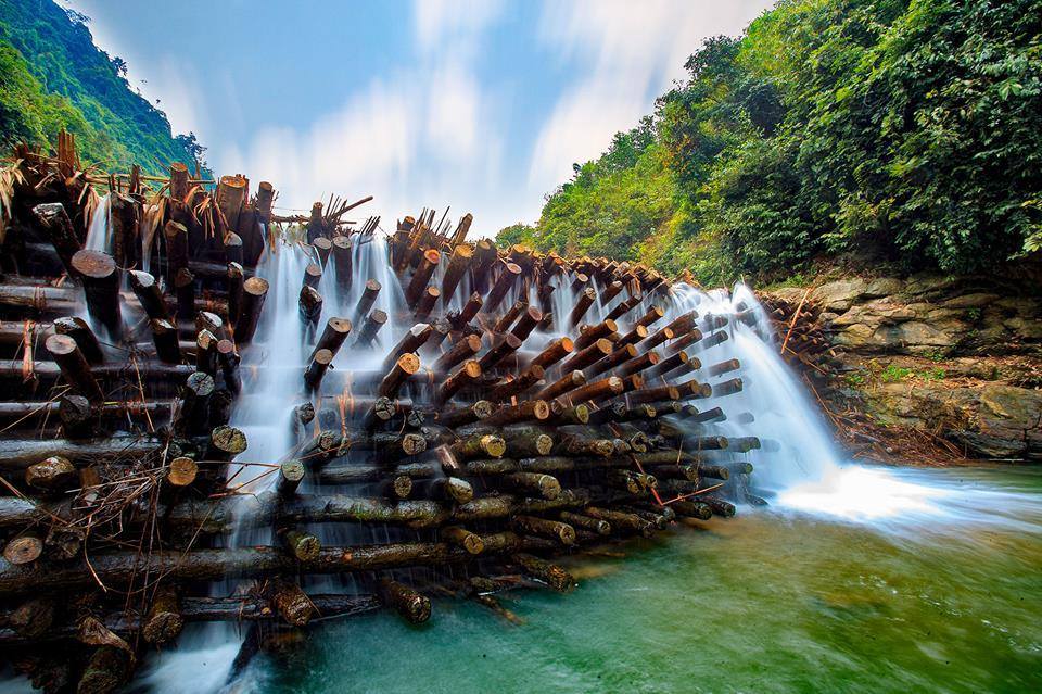 Đập gỗ ngăn nước trên sông, như một điểm nhấn cho bức tranh quê độc đáo