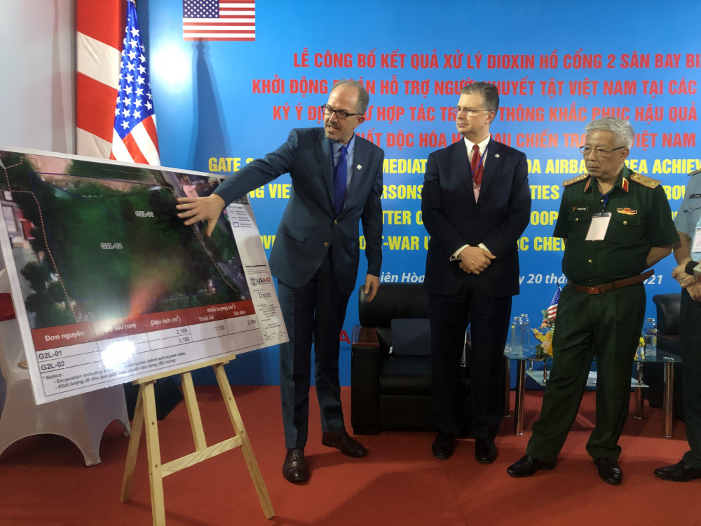 Thứ trưởng Bộ Quốc phòng Nguyễn Chí Vịnh nghe phía Hoa Kỳ trình bày về công tác xử lý dioxin khu vực sân bây Biên Hoà chiều 20/1. Ảnh: Quốc Ngọc