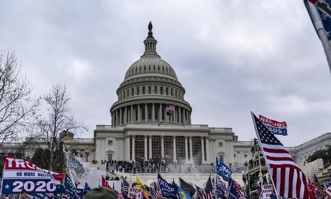 Đám đông ủng hộ TT Trump tràn vào điện Capitol vào ngày 6.1