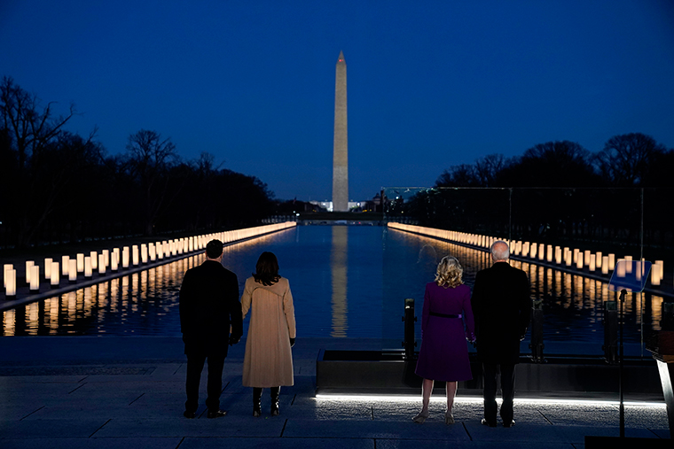 Tổng thống đắc cử Joe Biden và Phó tổng thống đắc cử Kamala Harris đang để tang các nạn nhân COVID-19 tại Đài tưởng niệm Lincoln trên National Mall.