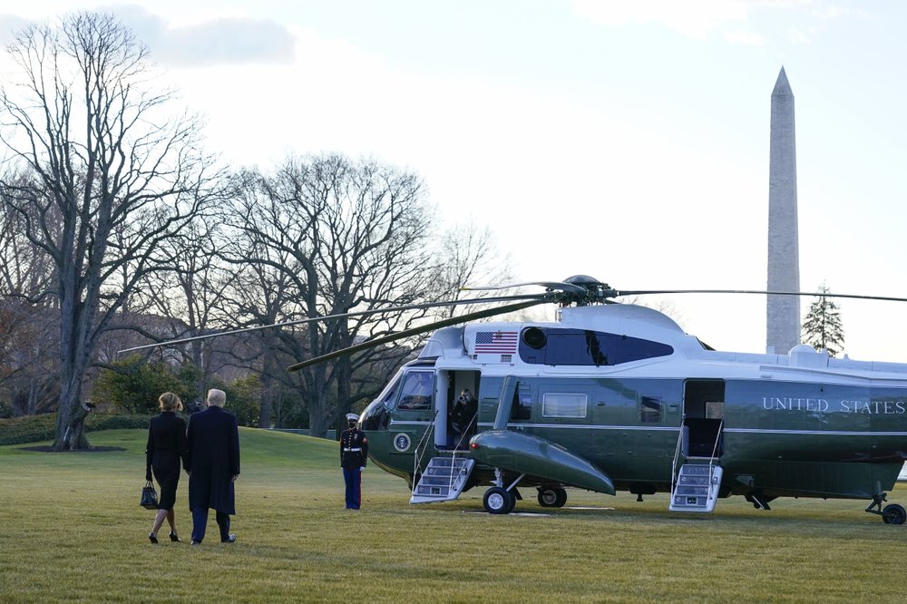 Tổng thống Donald Trump và phu nhân Melania cùng nhau rời Nhà Trắng vào sáng 20/1