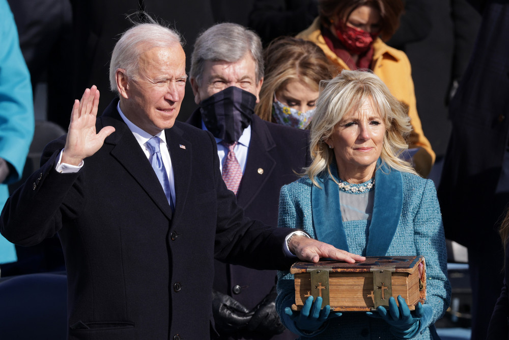 Ông Joe Biden tuyên thệ nhậm chức trong buổi lễ được trực tiếp toàn quốc nhằm phòng tránh COVID-19, thay cho sự kiện với hàng ngàn người ủng hộ như những người tiền nhiệm