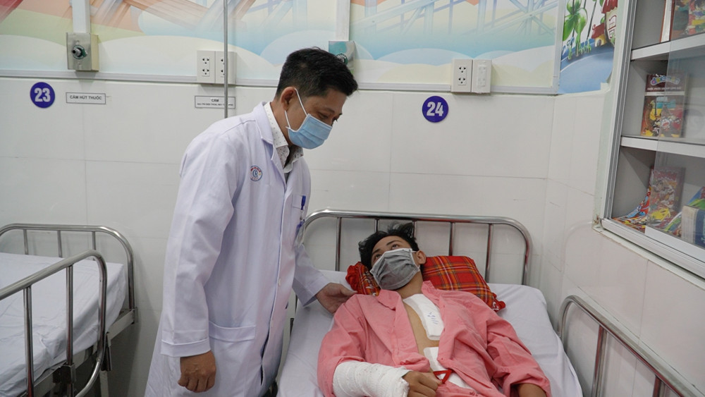 Bác sĩ Lê Thành khánh Vân đang khám cho em T., ảnh BVCC