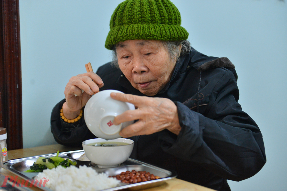 khu vực tập trung nhiều người bán hàng rong, xe ôm, đánh giày, người vô gia cư... Từ 11h, người lao động nghèo đã bắt đầu tập trung khá đông trước cửa quán, họ dặn nhau nhanh chân nhanh tay để nhường chỗ cho người khác.