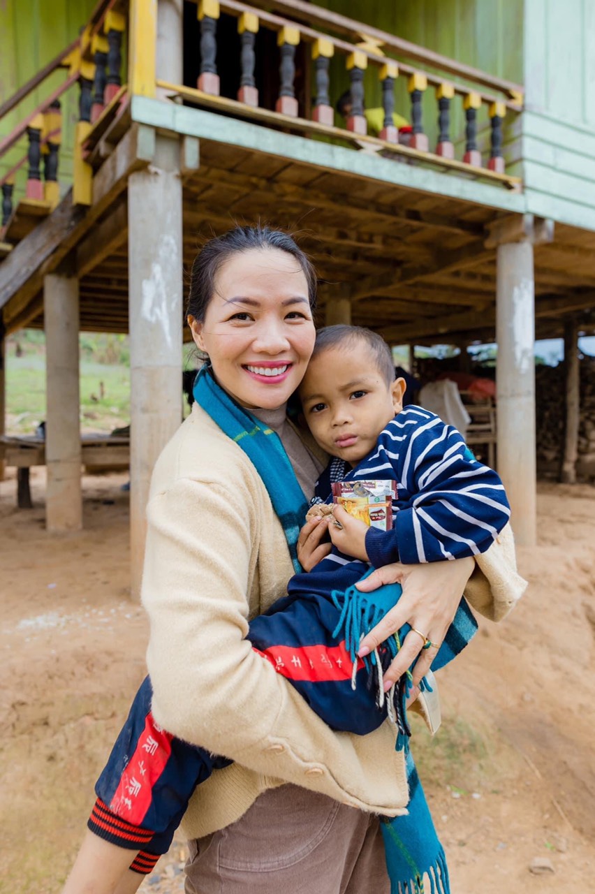 Chĩ Quế Phương trong một chương trình thiện nguyện (Ảnh từ FBNV)