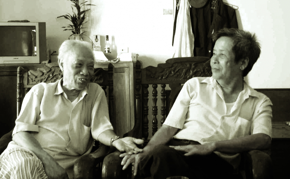 Hai ông giáo già Nguyễn Văn Bôn, Đinh Văn Đông ôn lại kỷ niệm thời kỳ cắm bản. Với họ, những năm tháng ấy đã trở thành một phần đời không thể không nhắc đến