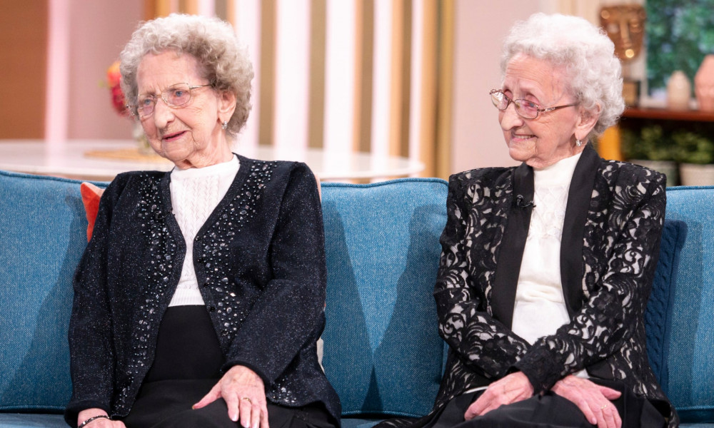 Cặp chị em song sinh cao tuổi nhất nước Anh: Cụ Lilian Cox (trái) và cụ Doris Hobday (phải) - Ảnh: S Meddle/ITV/Rex/Shutterstock