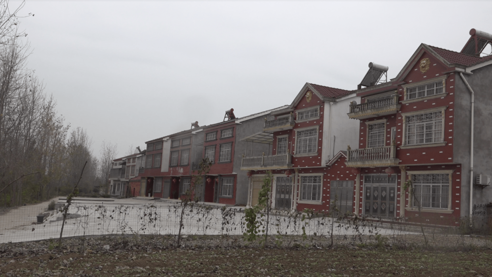 Những căn nhà mới được xây dựng gần đây ở trấn Hạo Khẩu nhờ nghề mang thai hộ. Ảnh Sohu