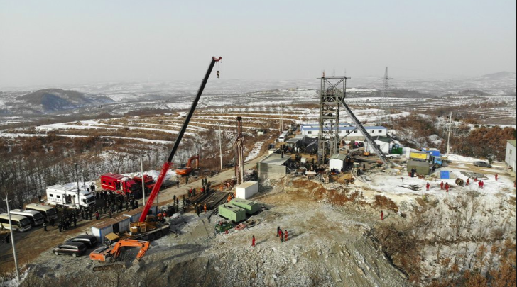 Truyền thông Trung Quốc cho biết trong số 21 công nhân bị mắc kẹt trong một tuần bởi một vụ nổ trong mỏ vàng vẫn còn sống, khi hàng trăm người cứu hộ tìm cách đưa họ đến nơi an toàn.