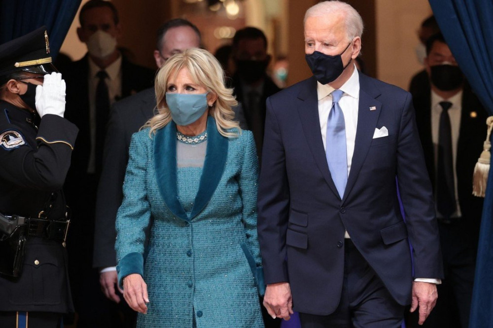 Bằng cách hợp tác với một nhãn hiệu mới do Mỹ sản xuất, bà Jill Biden đã âm thầm gửi gắm thông điệp sẽ nâng tầm và tin tưởng của các nhà thiết kế mới nổi trong nước. Khẳng định gu thời trang riêng nhưng Đệ nhất phu nhân vẫn phải đáp ứng sự đồng điệu với chồng.