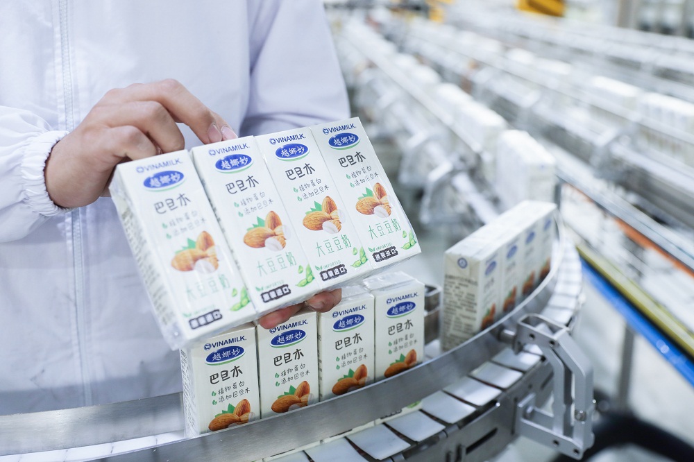 Lô sản phẩm xuất khẩu gồm sữa đậu nành hạnh nhân và đậu đỏ mang thương hiệu Vinamilk