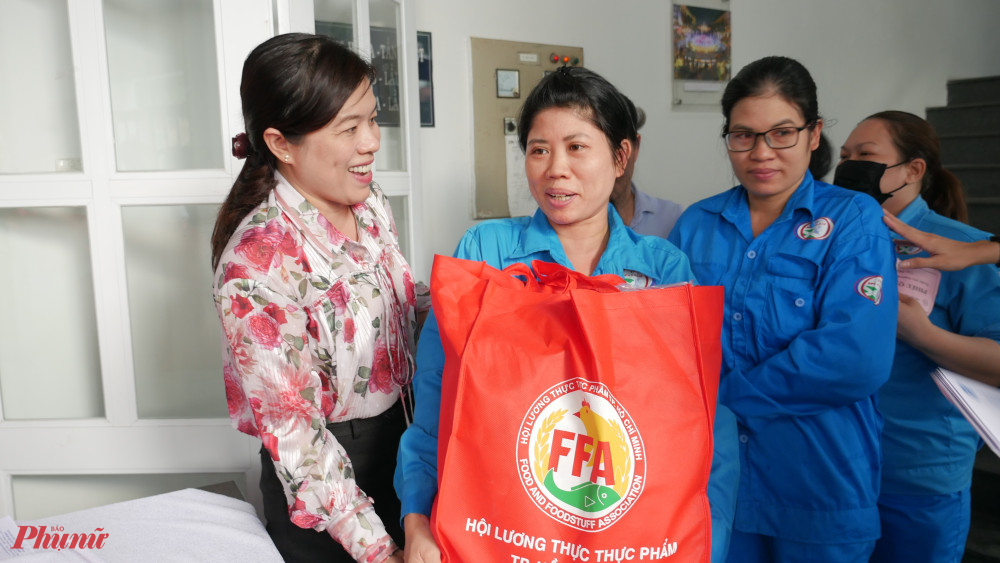 Bà Nguyễn Trần Phượng Trân - Chủ tịch Hội LHPN TPHCM tặng quà cho nữ công nhân vệ sinh 
