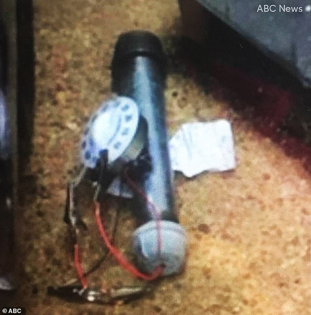 Một trong hai trái bom ống được thu giữ - Ảnh: ABC News