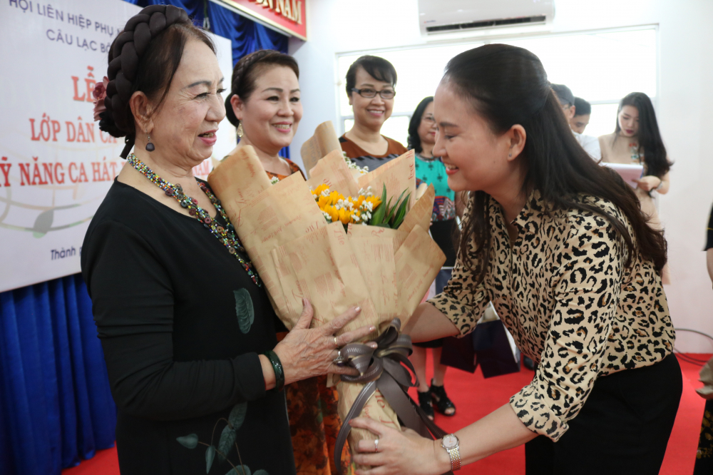 Bà Nguyễn Thị Nguyệt Ánh - Trưởng ban Tuyên giáo, Hội LHPN TP.HCM - tặng hoa tri ân các nữ nghệ sỹ đã kiên trì gắn bó với công tác truyền dạy  các làn điệu dân ca và nhạc cách mạng cho chị em hội viên, phụ nữ trên địa bàn TP.HCM. 