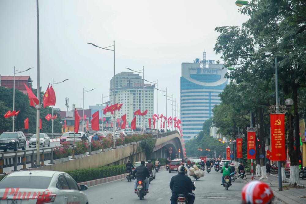 Những ngày này, đường phố Hà Nội trung tâm TP. Hà Nội, vườn hoa, công viên  được trang hoàng bởi cờ, hoa, băng rôn, khẩu hiệu rực rỡ để phục vụ, chào mừng Đại hội.