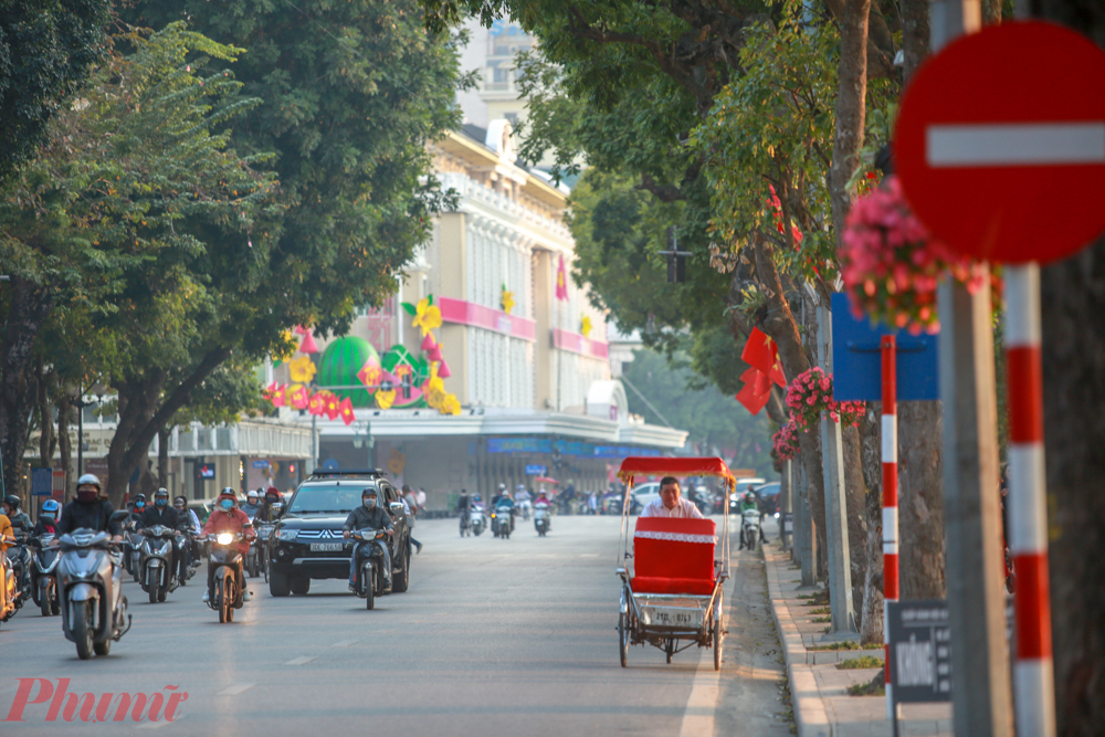 Được biết, Liên quan đến công tác trang trí, tuyên truyền, cổ động trực quan, thành phố Hà Nội đã triển khai 63 cụm pano, áp phích khổ lớn và hơn 4.000 các băng rôn, gần 4.000 quốc kỳ, hồng kỳ. Hàng vạn lá cờ Tổ quốc được người dân các quận, huyện treo dọc các tuyến đường, khu trung tâm, ngõ xóm. 