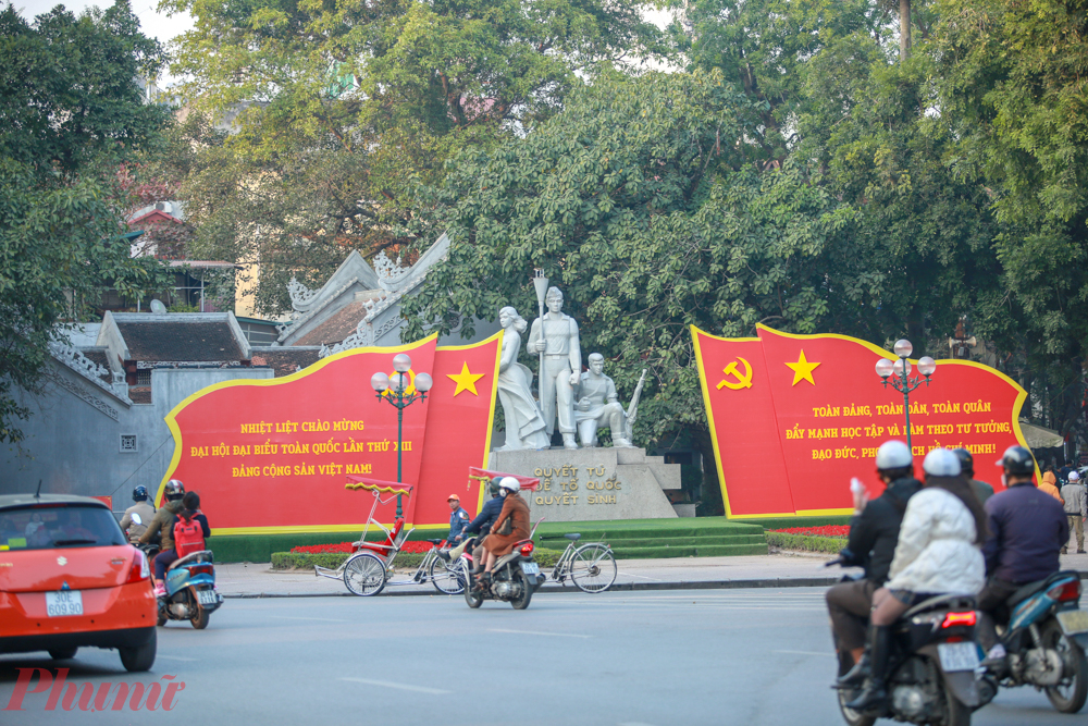 Khu vực tượng đài cảm tử sát hồ Hoàn Kiếm được trang hoàng bằng hai tấm pano khẩu hiệu cỡ lớn để chào mừng Đại hội Đại biểu toàn quốc lần thứ XIII. Phía bên kia là lời kêu gọi học tập theo tấm gương của Chủ tịch Hồ Chí Minh vĩ đại.