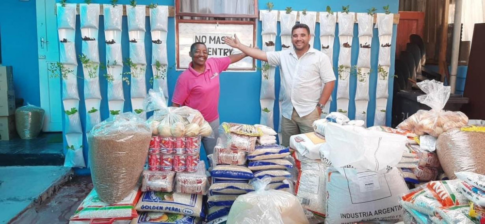 Fredericks và tình nguyện viên trong một chiến dịch phòng chống dịch Covid-19 vào tháng 1.2021. Nhóm của cô phân phát khẩu trang, thực phẩm miễn phí giúp đỡ cộng đồng quanh khu vực Cape Town, Nam Phi. (Ảnh: Reuters)
